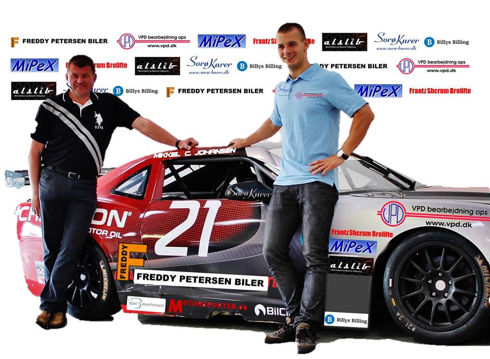 Freddy Petersen og Mikkel C. Johansen ved den nye bil.
(Foto: FP Racing)